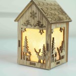 Drewniany lampion dekoracyjny LED  - domek